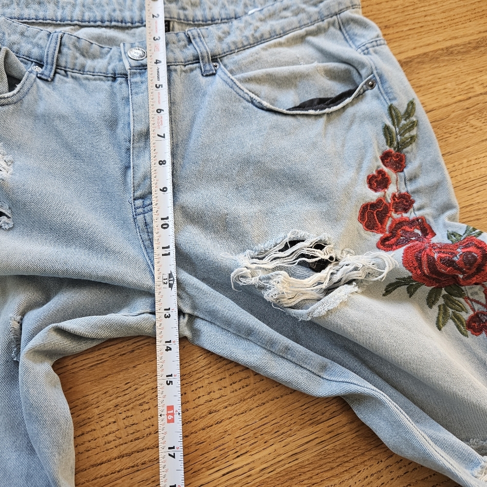Y&R Embroidered Distressed Blue Jeans Sz 34 See Pictures For Measurements - Picture 4 of 9